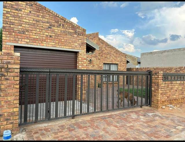 3 BEDROOM HOUSE FOR SALE IN CLOVERDENE